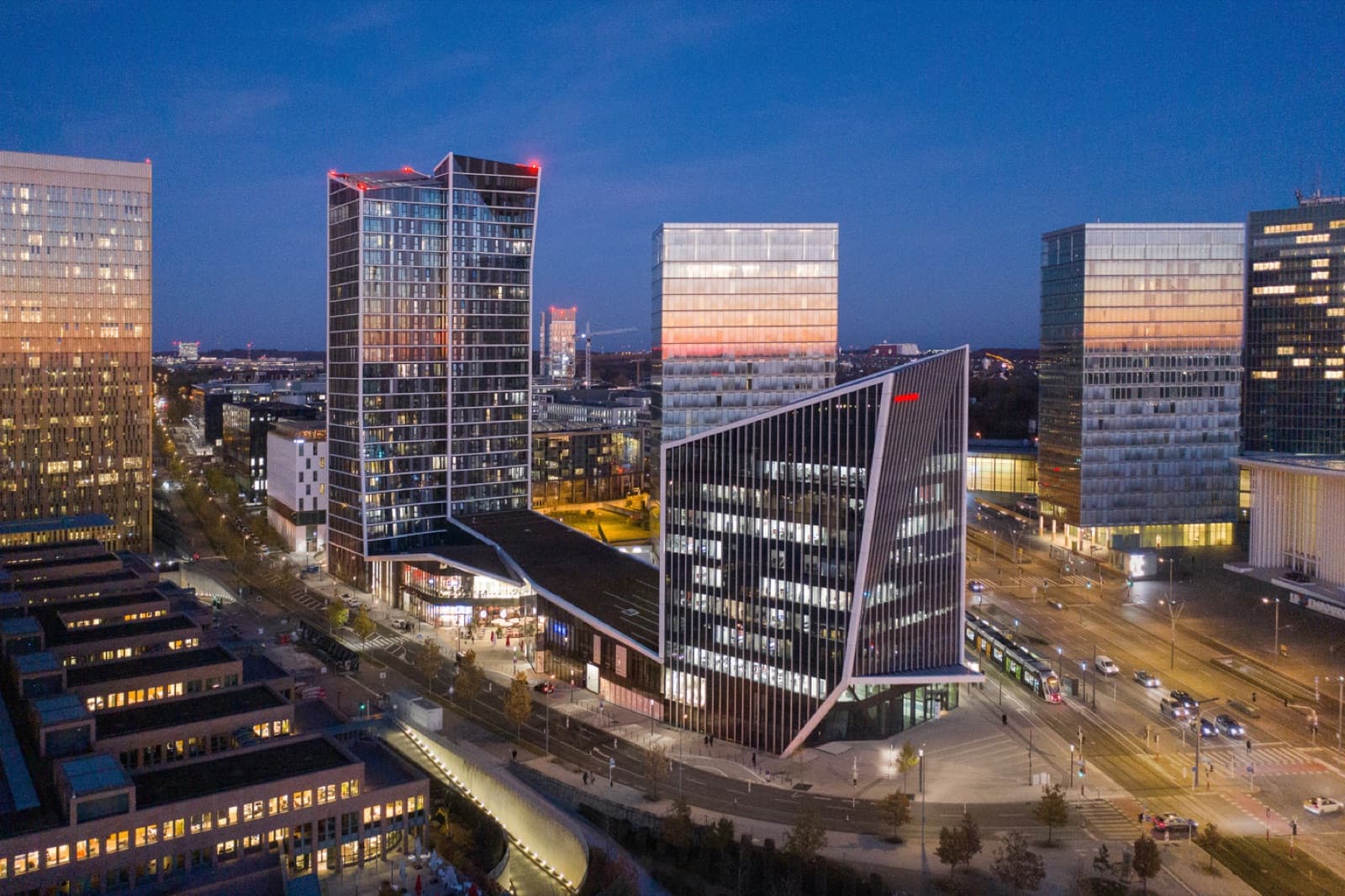 Les tours du Kirchberg, à Luxembourg, à la tombée de la nuit