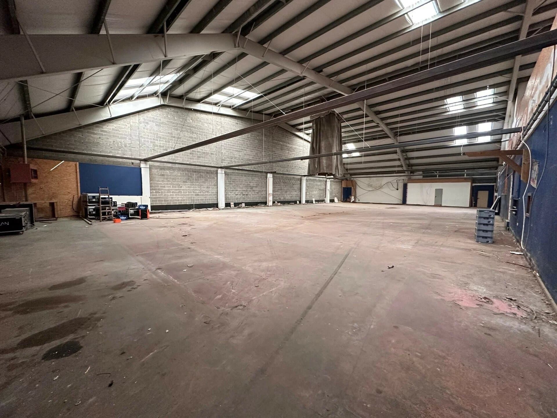 Hangar - Foetz (2/3)
