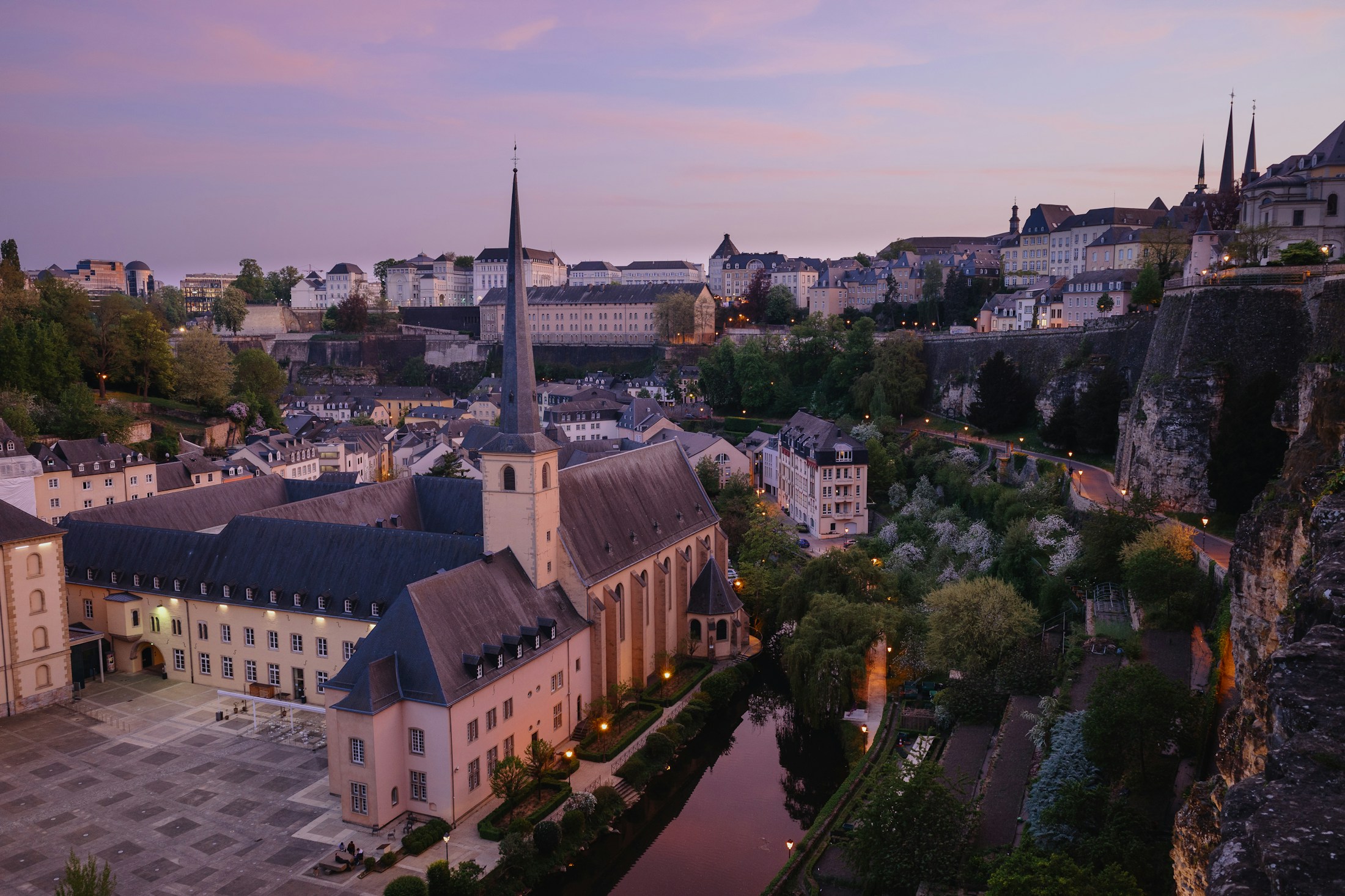 Les maisons du Grund et l'abbaye de Neumünster dans la vallée de l'Alzette, à Luxembourg
